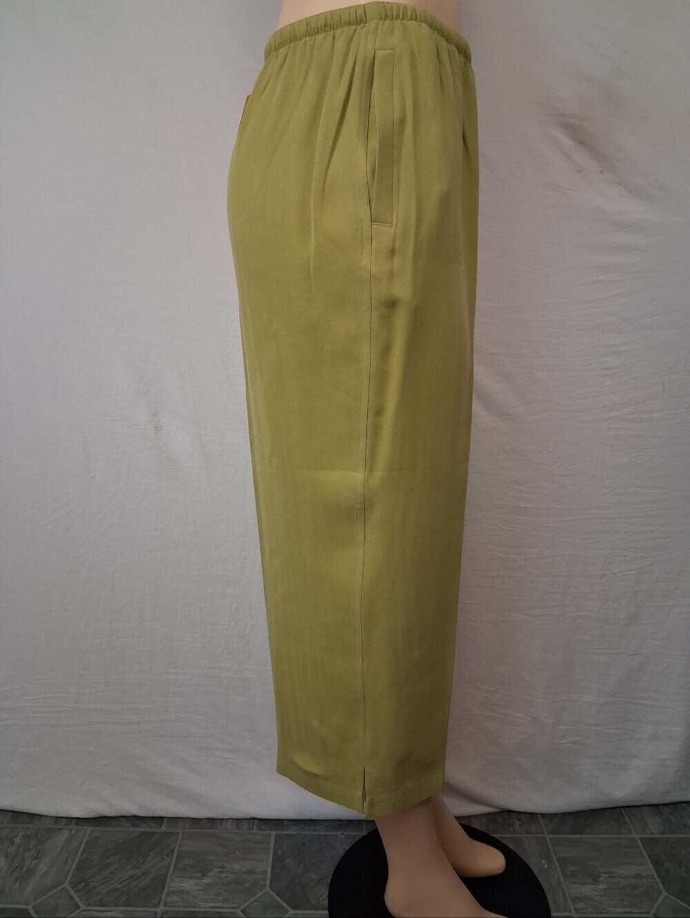 Tommy Bahama Olive Drawstring Cropped Capri Pants - Picture 9 of 17